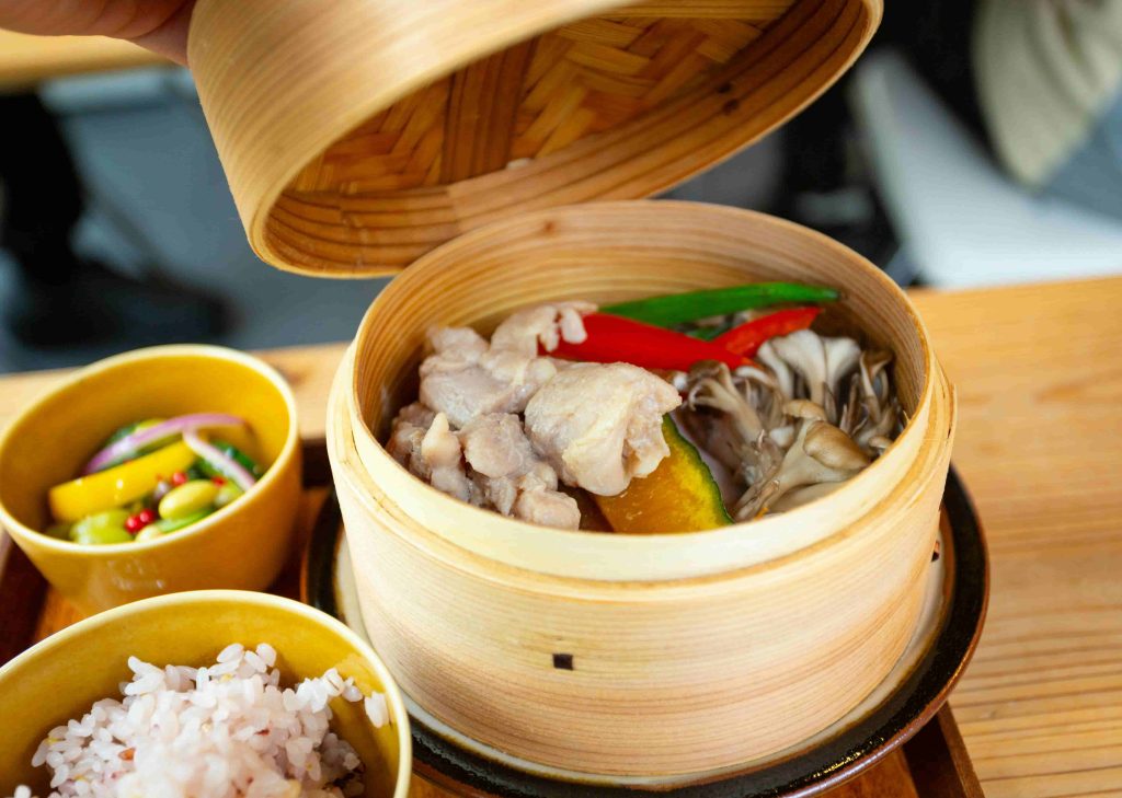 Chinese Restaurant Etiquette: What Foreigners Often Get Wrong at the Table