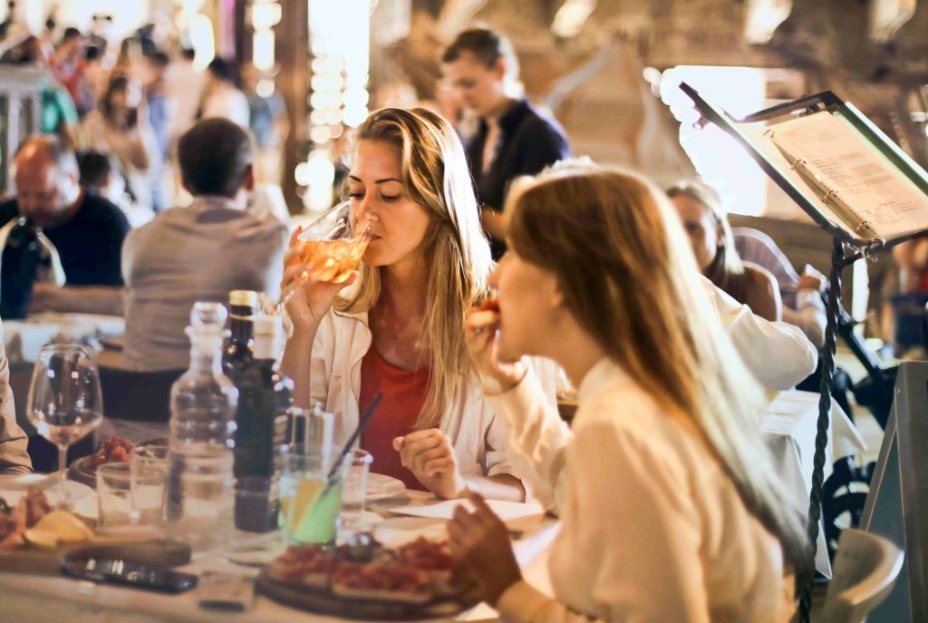 Chinese Table Manners That Might Surprise You (Or Get You Judged Quietly)